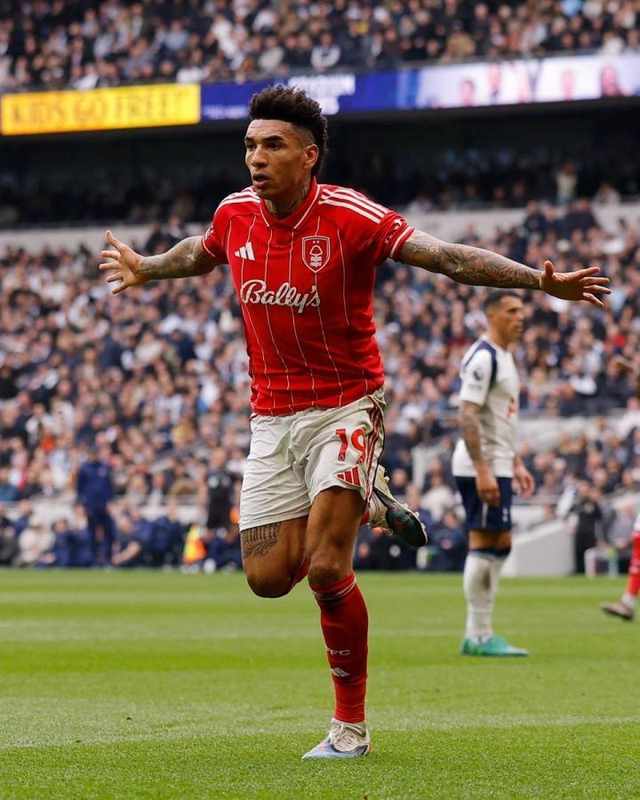  角球对比鲜明，热刺八次无功而返；森林两次便收获进球。 体育新闻