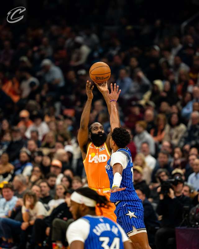  球星高分表现下的隐忧：米切尔与哈登的化学反应真的稳固吗？ 体育新闻