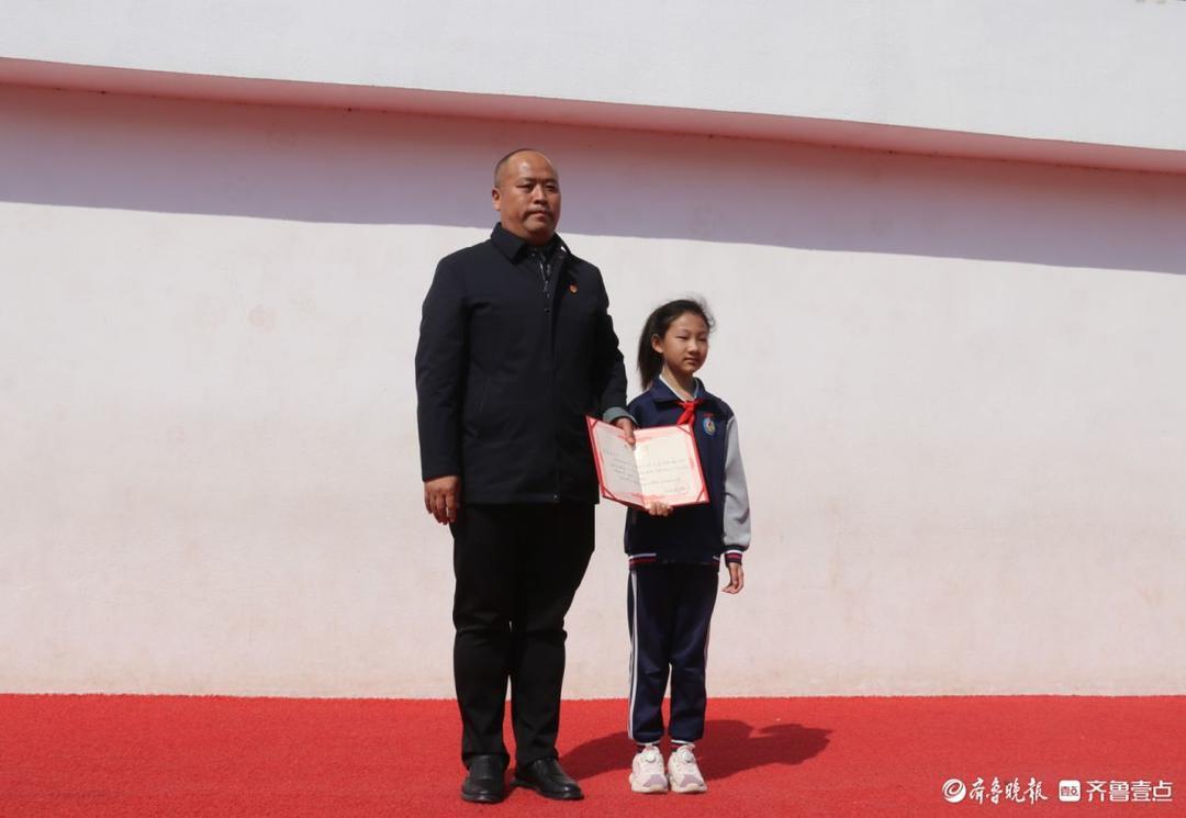  从糖果到聘书：一位少年的红色传承行动引发的教育思考 新闻