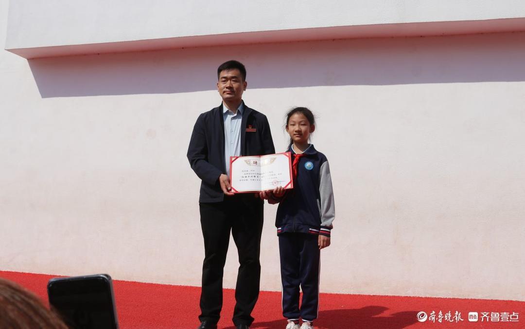  从糖果到聘书：一位少年的红色传承行动引发的教育思考 新闻