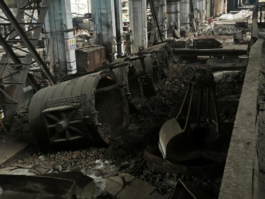  一座废弃工厂的最后一搏：37人争抢“废铁”背后的命运翻转 股票财经