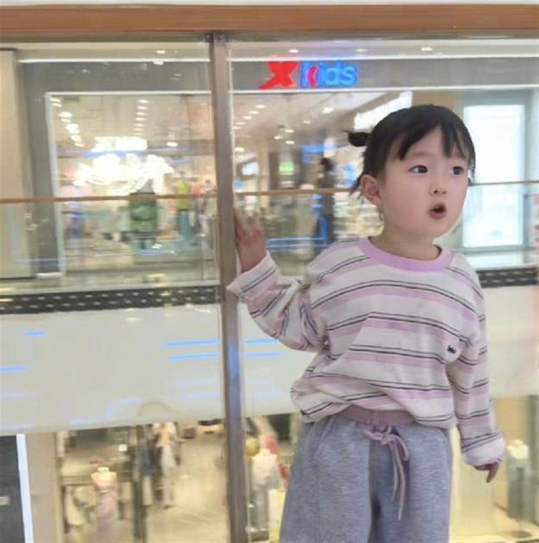  流量经济下的“星二代”商业逻辑：从黄一鸣母女看网络标签的价值变现路径 娱乐新闻