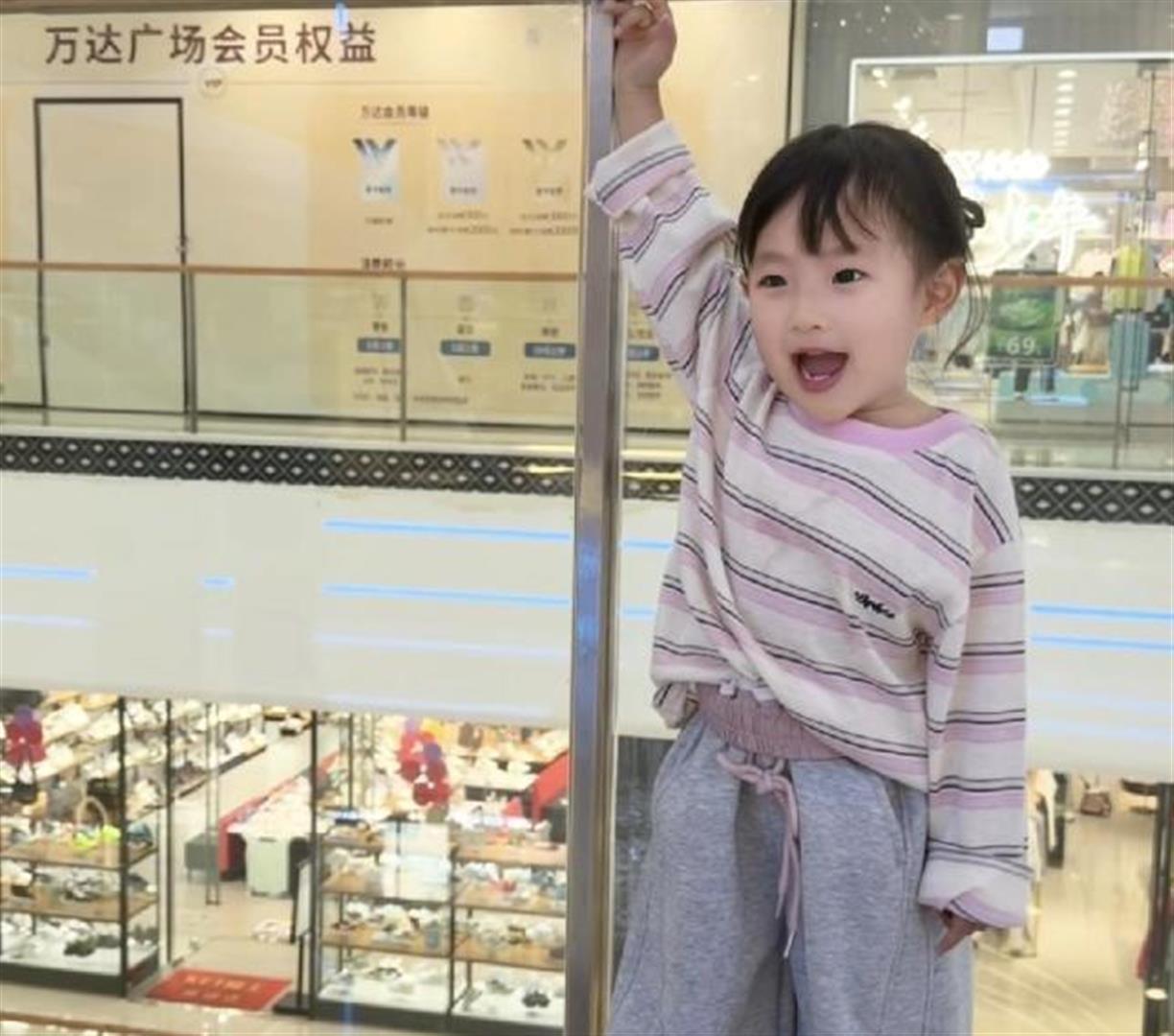  流量经济下的“星二代”商业逻辑：从黄一鸣母女看网络标签的价值变现路径 娱乐新闻